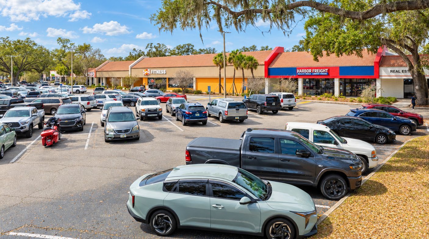 Royal Oaks storefronts with Crunch Fitness and Harbor Freight